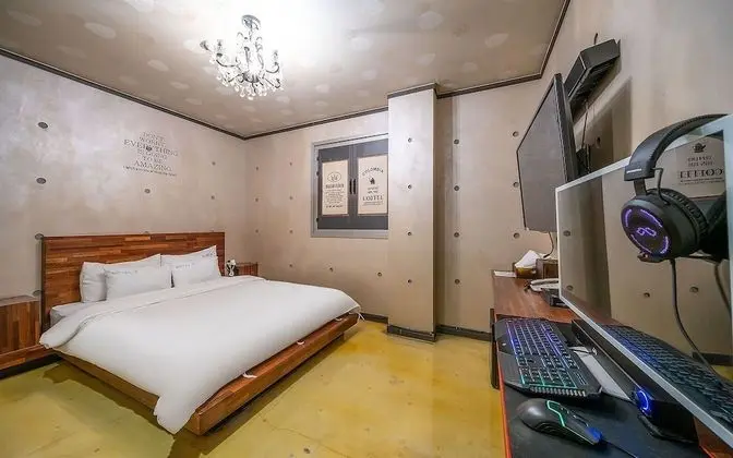 Oda (High-end gaming room (Spa Netflix ava)