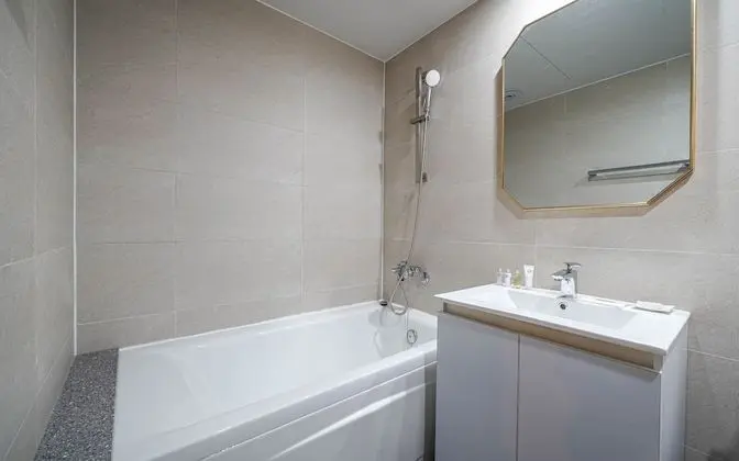 Oda (Deluxe bathtub (air purifier evian wa)