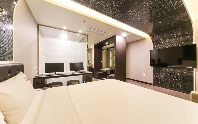 Oda (Deluxe (Netflix viewing 2 PCs + spa/w)