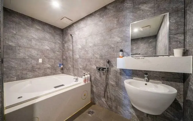 Oda (Standard Twin (Ocean View Bathtub Que)
