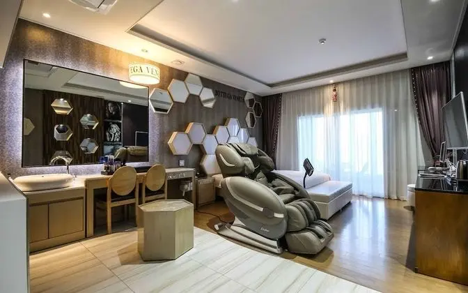 Oda (Luxury VIP (Massage chair Netflix & D)