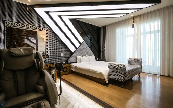 Oda (Luxury VIP (Massage chair Netflix & D)