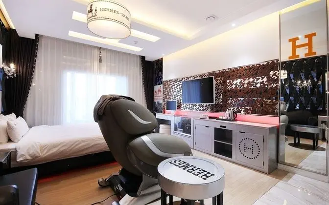 Oda (Luxury VIP (Massage chair Netflix & D)