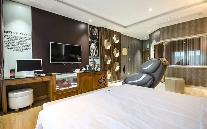 Oda (Luxury VIP (Massage chair Netflix & D)
