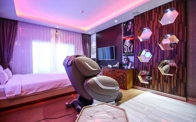 Oda (Luxury VIP (Massage chair Netflix & D)