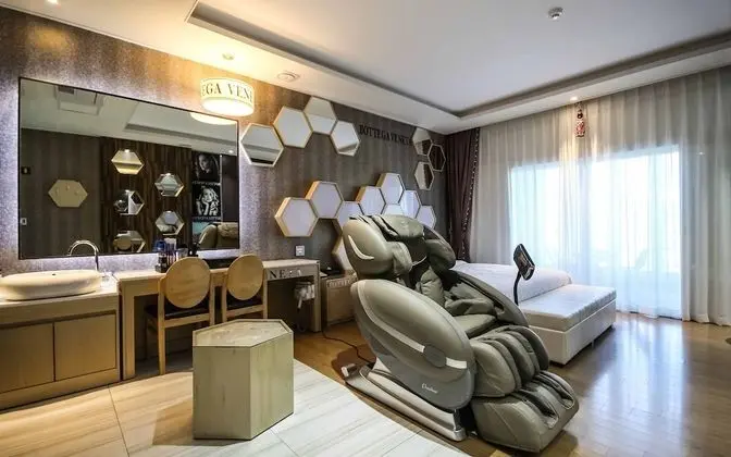 Oda (Luxury VIP (Massage chair Netflix & D)