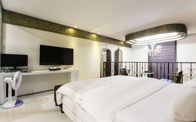 Oda (VIP B (duplex room 203 room 205 whirl)