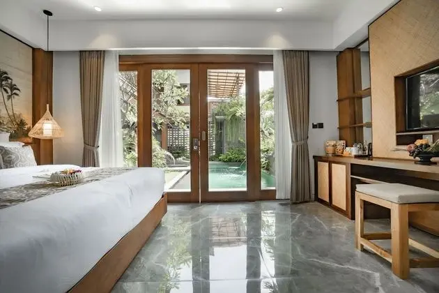 Deluxe Room Pool Access