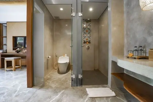 Deluxe Room Pool Access