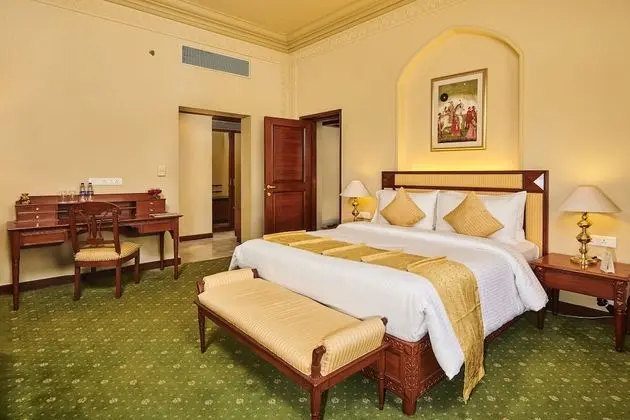 Royal Courtyard King Bed