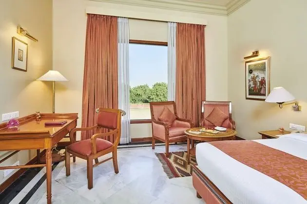 Royal Courtyard King Bed