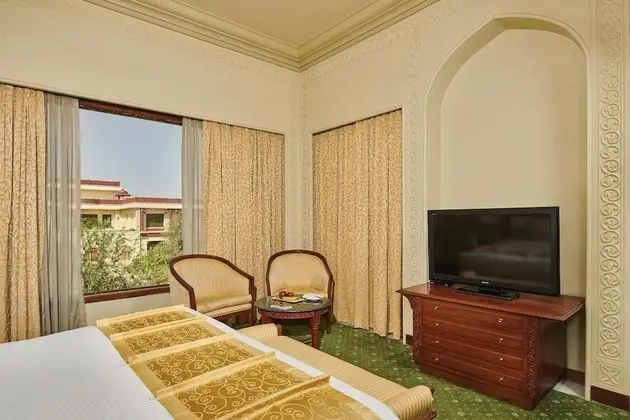 Royal Courtyard King Bed
