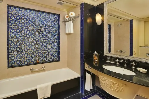 Royal Courtyard King Bed