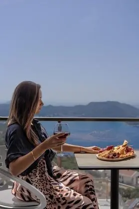 Melisa, Deniz ve Havuz Manzaralı, Balkonlu