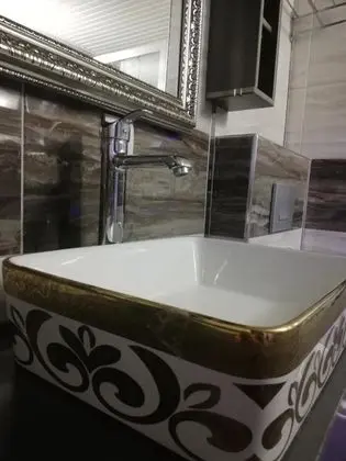 Çift Kişilik, Şehir Manzaralı