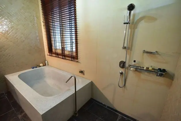4 Bedrooms Villa