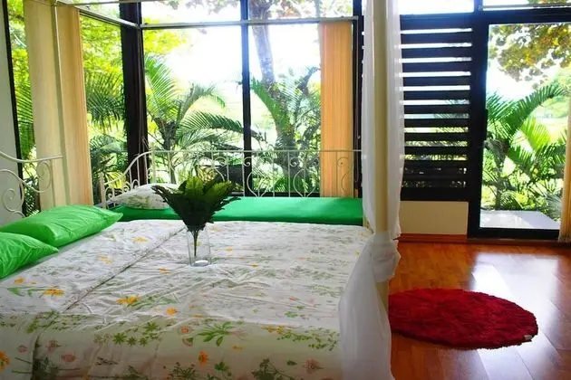 6 Bedrooms Villa