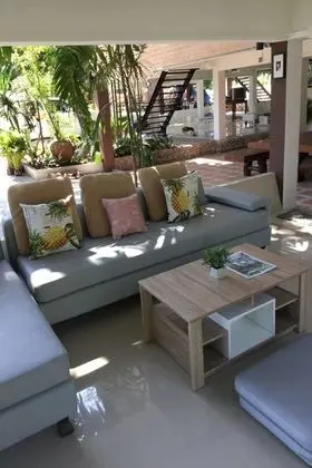 6 Bedrooms Villa