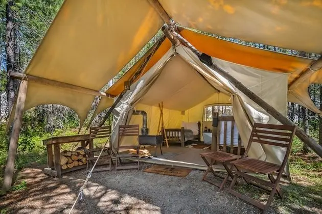 Safari with 3 Twin Bed - Shared Bathroom