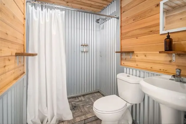 Safari with 3 Twin Bed - Shared Bathroom