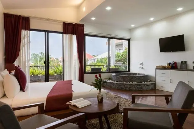 Deluxe Double Room with Private Terrace - Unlimited Free Airport & Downtown Transfer