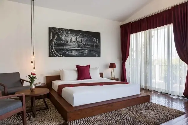 Deluxe Double Room with Private Terrace - Unlimited Free Airport & Downtown Transfer