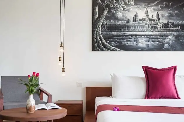 Deluxe Double Room with Private Terrace - Unlimited Free Airport & Downtown Transfer