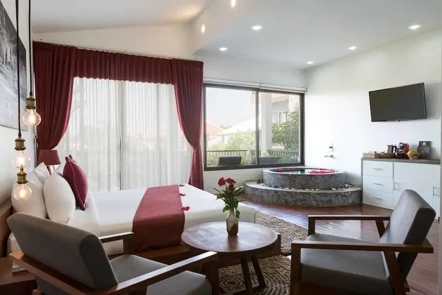 Deluxe Double Room with Private Terrace - Unlimited Free Airport & Downtown Transfer