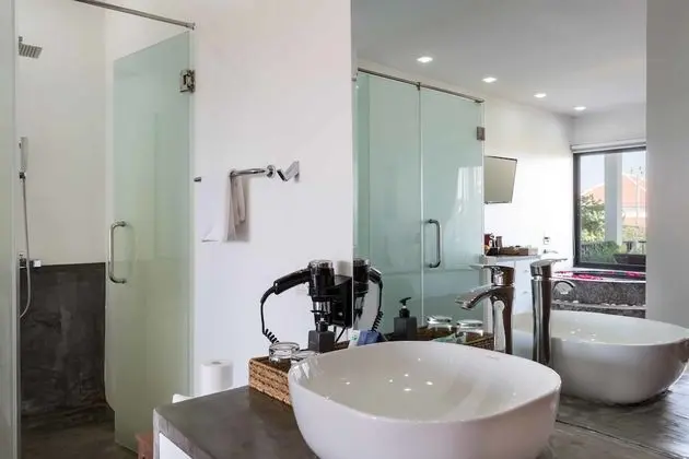 Deluxe Double Room with Private Terrace - Unlimited Free Airport & Downtown Transfer