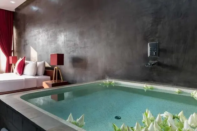 Deluxe Double Suite with Balcony - Unlimited Free Airport & Downtown Transfer