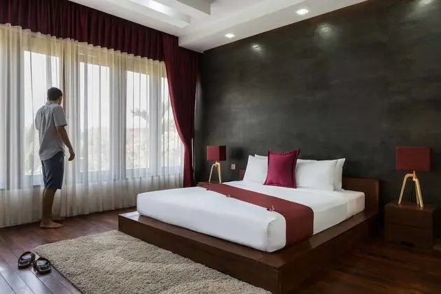 Deluxe Double Suite with Balcony - Unlimited Free Airport & Downtown Transfer