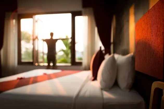 Deluxe Double Suite with Balcony - Unlimited Free Airport & Downtown Transfer