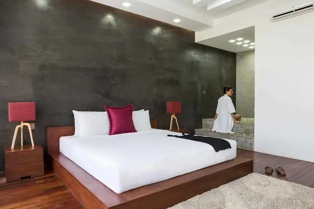 Deluxe Double Suite with Balcony - Unlimited Free Airport & Downtown Transfer