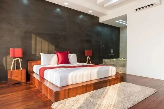 Deluxe Double Suite with Balcony - Unlimited Free Airport & Downtown Transfer
