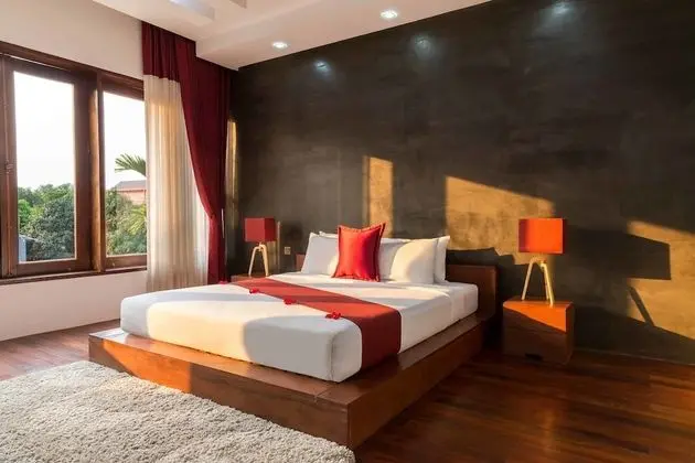 Deluxe Double Suite with Balcony - Unlimited Free Airport & Downtown Transfer