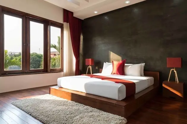 Deluxe Double Suite with Balcony - Unlimited Free Airport & Downtown Transfer