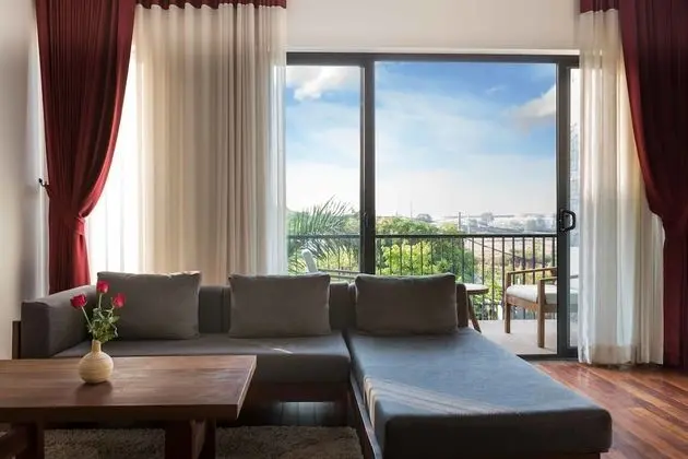 Deluxe Double Suite with Balcony - Unlimited Free Airport & Downtown Transfer