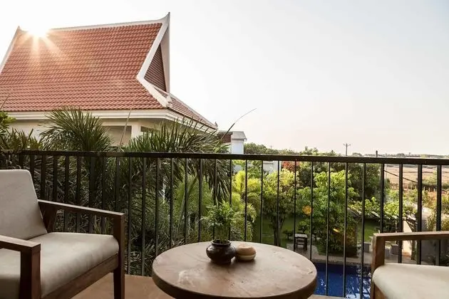 Deluxe Double Suite with Balcony - Unlimited Free Airport & Downtown Transfer