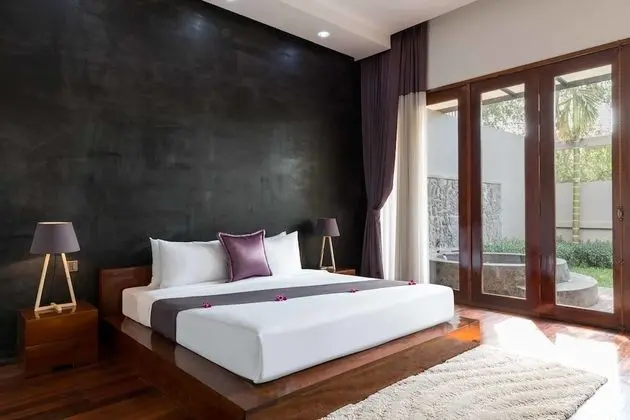 Deluxe Double Suite with Private Garden - Unlimited Free Airport & Downtown Transfer