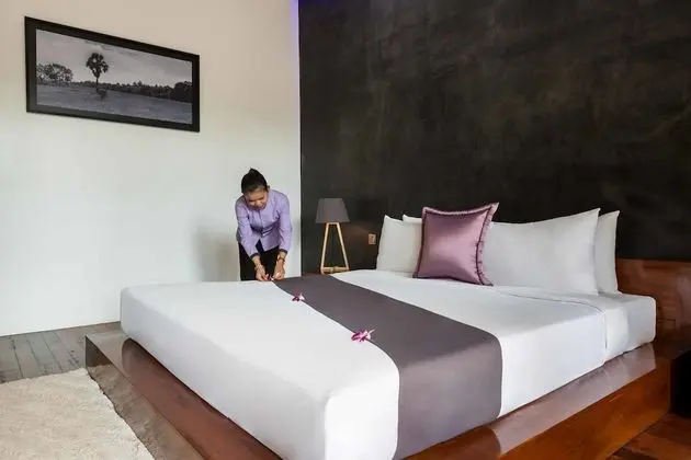 Deluxe Double Suite with Private Garden - Unlimited Free Airport & Downtown Transfer