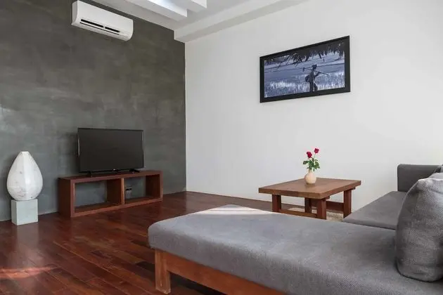Deluxe Double Suite with Private Garden - Unlimited Free Airport & Downtown Transfer