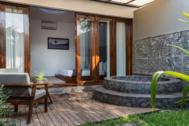 Deluxe Double Suite with Private Garden - Unlimited Free Airport & Downtown Transfer