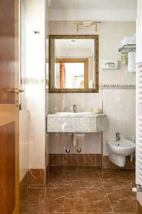 Comfort Tek Büyük veya İki Ayrı Yataklı Oda, Balkon, Göl Kenarı