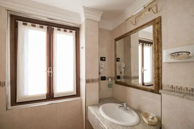 Comfort Tek Büyük veya İki Ayrı Yataklı Oda, Balkon, Göl Kenarı