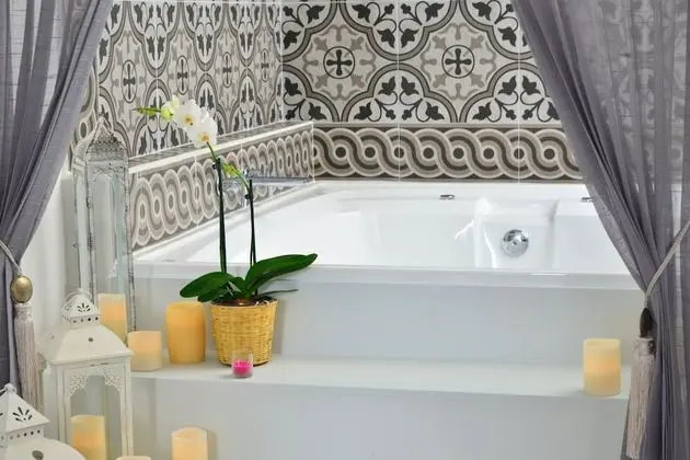 Mosaic Master Suite