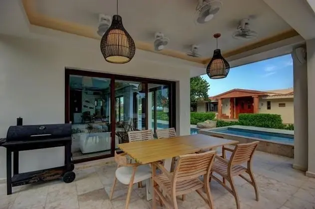 Apart Daire, Birden Çok Yatak, Plaj Manzaralı (Steps to Best Beach VILLA UNICA 6Bedr)