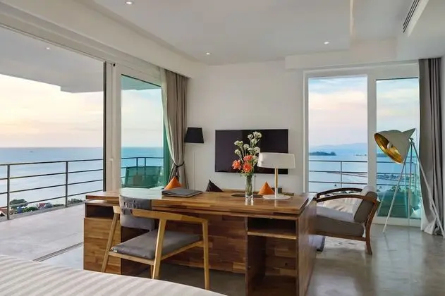 Grand Deluxe Pool Access Suite