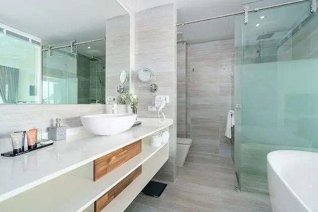 Grand Deluxe Pool Access Suite