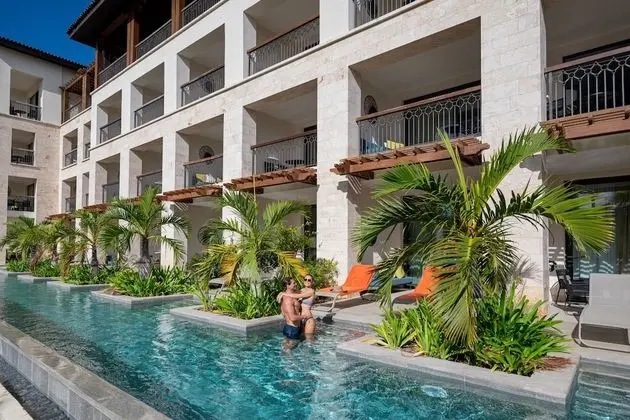 Unique Queen - Swim Up Junior Suite