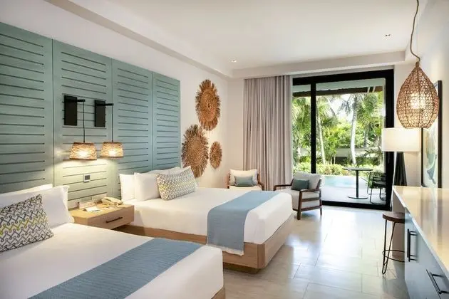 Unique Queen - Swim Up Junior Suite